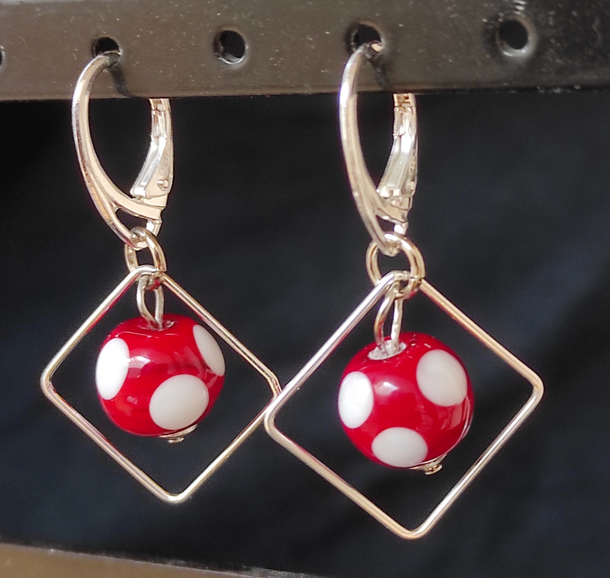boucles d'oreilles artisanales rouge à pois blanc