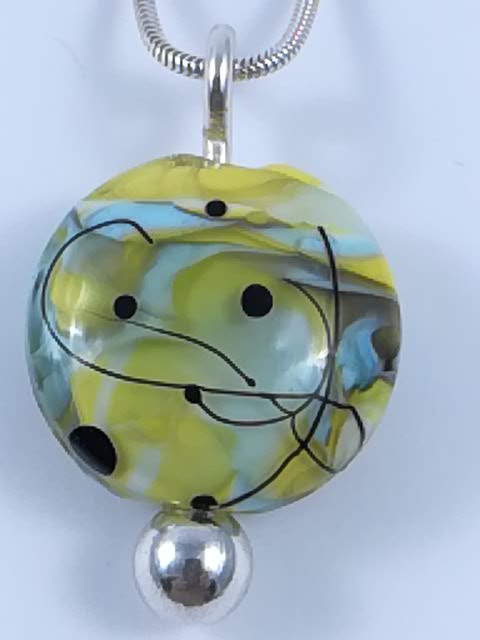Pendentif fait au chalumeau, collier avec une perle de verre Murano artisanal, bijoux artisan createur Pushi