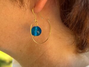 Boucle créole plaqué or perle en verre Murano turquoise transparent createur