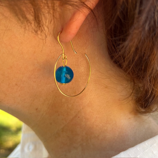 Boucle créole plaqué or perle en verre Murano turquoise transparent createur