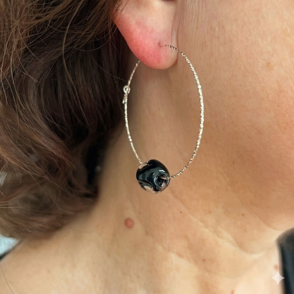 Boucles d'Oreilles Créoles Scintillantes Argent 925 et Perle Murano Noire – Image 3