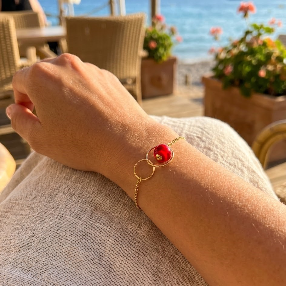 Bracelet en Plaqué Or Anneaux Entrelacés et Perle de Murano Artisanale - Rouge Passion – Image 2