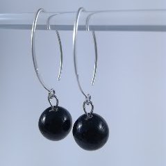 Boucles d'oreilles crochet en argent avec perles de verre de Murano Bea coloris noir – Image 2