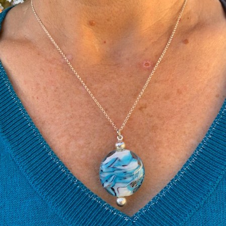 Cadeau original pendentif femme turquoise murano glass