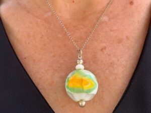 Cadeau pendentif femme jaune et vert pastel
