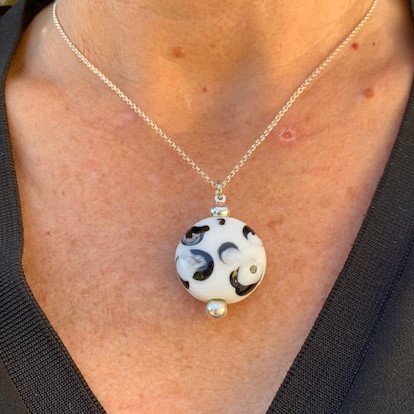 Cadeau pendentif femme villefranche de lauragais blanc et noir