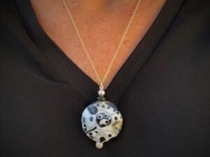 Cadeau unique pendentif femme blanc et noir murano glass