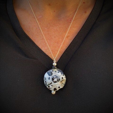 Cadeau unique pendentif femme blanc et noir murano glass