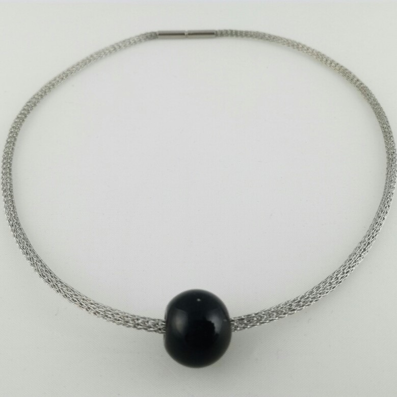 Collier maille tressée inoxydable avec perle de verre de Murano noire Chloe – Image 2