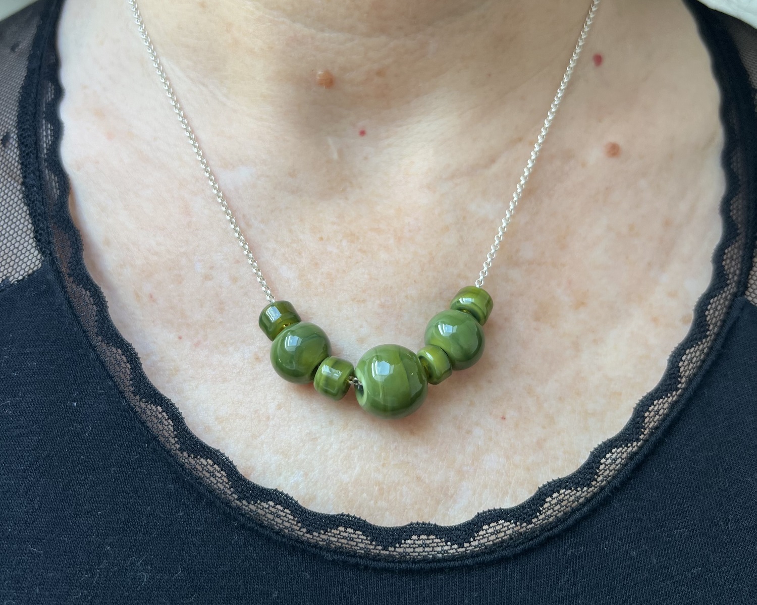 Collier artisanal perles en verre coloris vert olive – Image 3