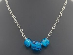 Collier perles glaçons en verre turquoise bleu avec chaîne cœurs en argent 925