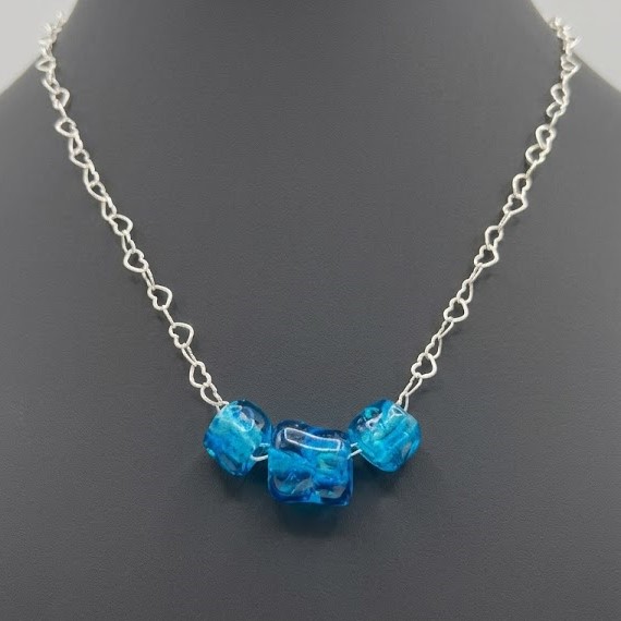 Collier perles glaçons en verre turquoise bleu avec chaîne cœurs en argent 925