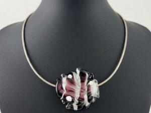 Collier cable en argent et perle en verre de Venise noir et blanc Pushi