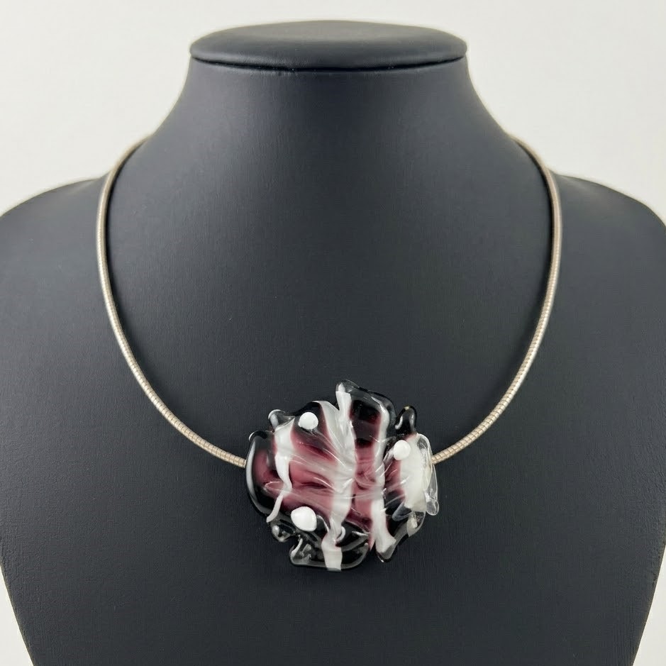 Collier cable en argent et perle en verre de Venise noir et blanc Pushi