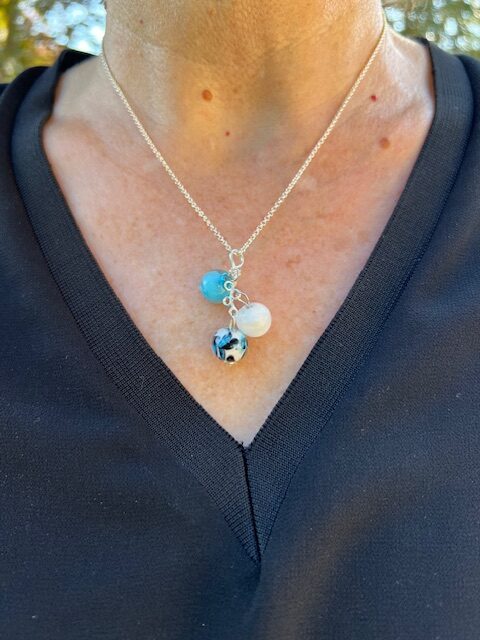 Collier createur unique argent perle en verre Murano blanc bleu