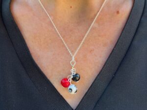 Collier createur unique argent perle en verre Murano blanc rouge noir