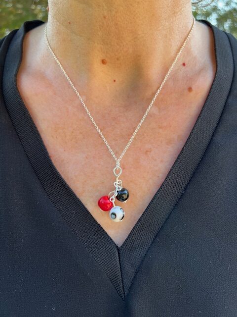 Collier createur unique argent perle en verre Murano blanc rouge noir