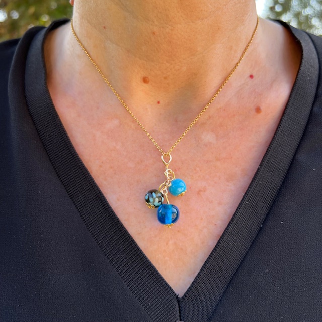 Collier createur unique plaqué or perle en verre Murano bleu