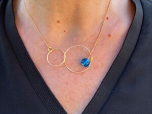 Collier createur unique plaqué or perle en verre Murano deux anneaux