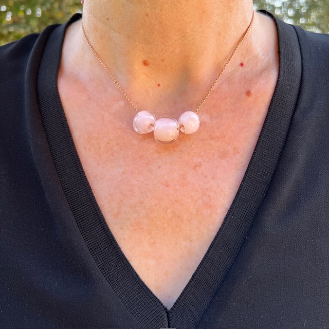 Collier createur unique plaqué or perle en verre Murano rose nude poudre chic