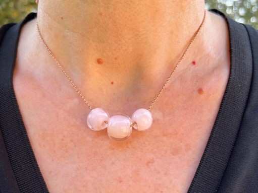 Pushi Collier artisanal plaqué or avec perles en verre filé rose poudré – Image 2