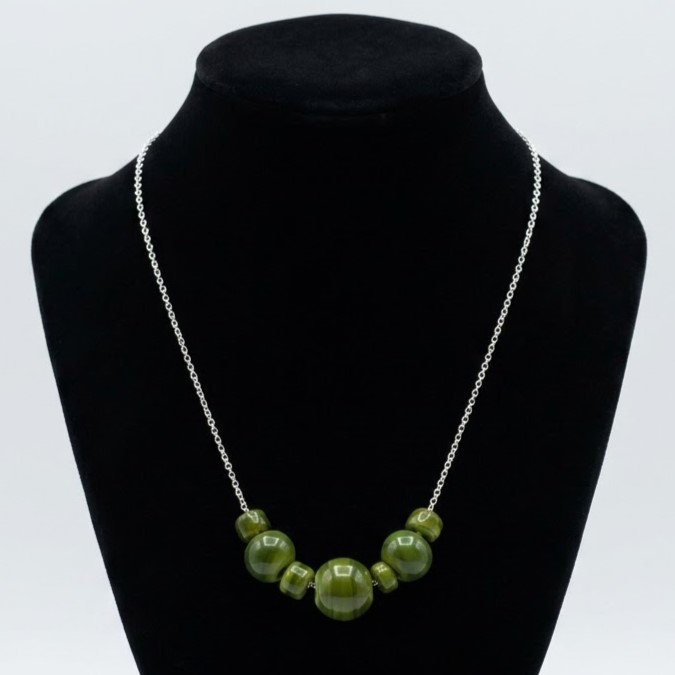 Collier artisanal perles en verre coloris vert olive – Image 2