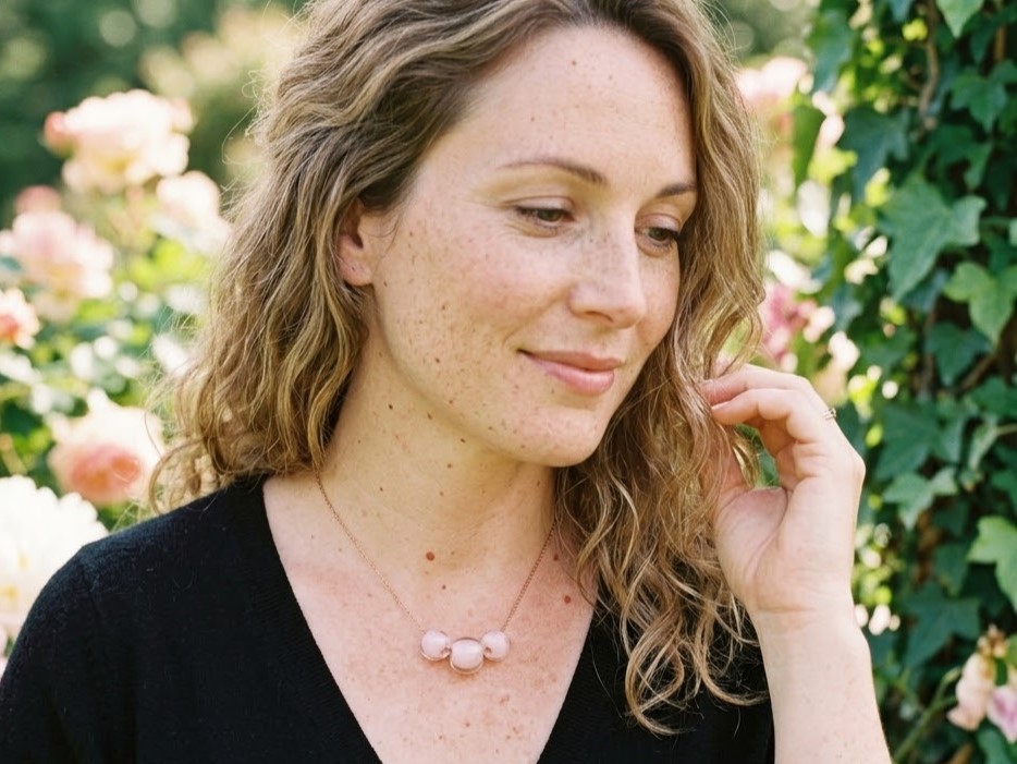 Pushi Collier artisanal plaqué or avec perles en verre filé rose poudré