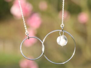 Collier unique artisanal avec une perle de verre Murano fabriqué au chalumeau en France artisan d’art Laurence Subbiotto Collier unique artisanal avec une perle de verre Murano fabriqué au chalumeau en France artisan d'art Laurence Subbiotto