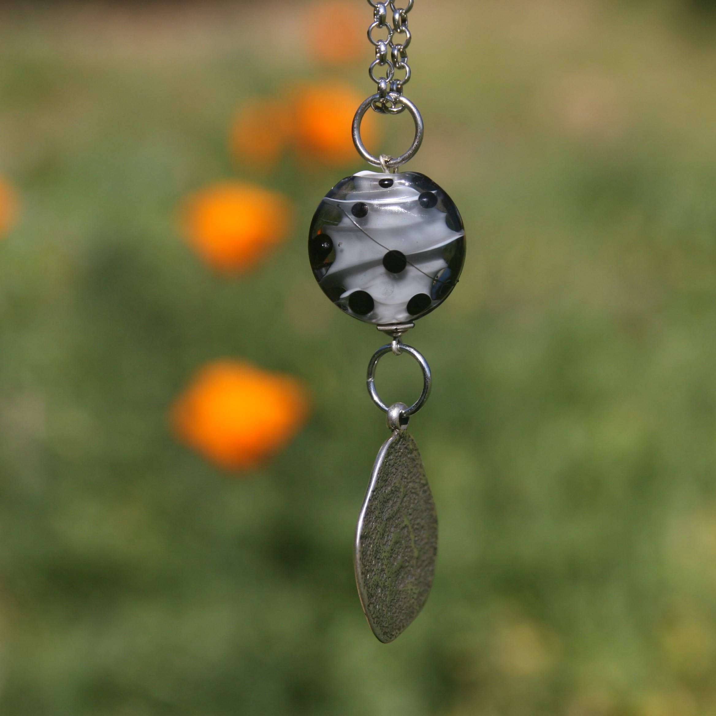 Sautoir fantaisie reglable en perle de verre de murano coloris gris Praline