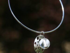 Bijoux Pushi jonc unique artisanal avec une perle de verre Murano fabriquée au chalumeau en France par un artisan d’art Laurence Subbiotto Bijoux Pushi jonc unique artisanal avec une perle de verre Murano fabriquée au chalumeau en France par un artisan d'art Laurence Subbiotto