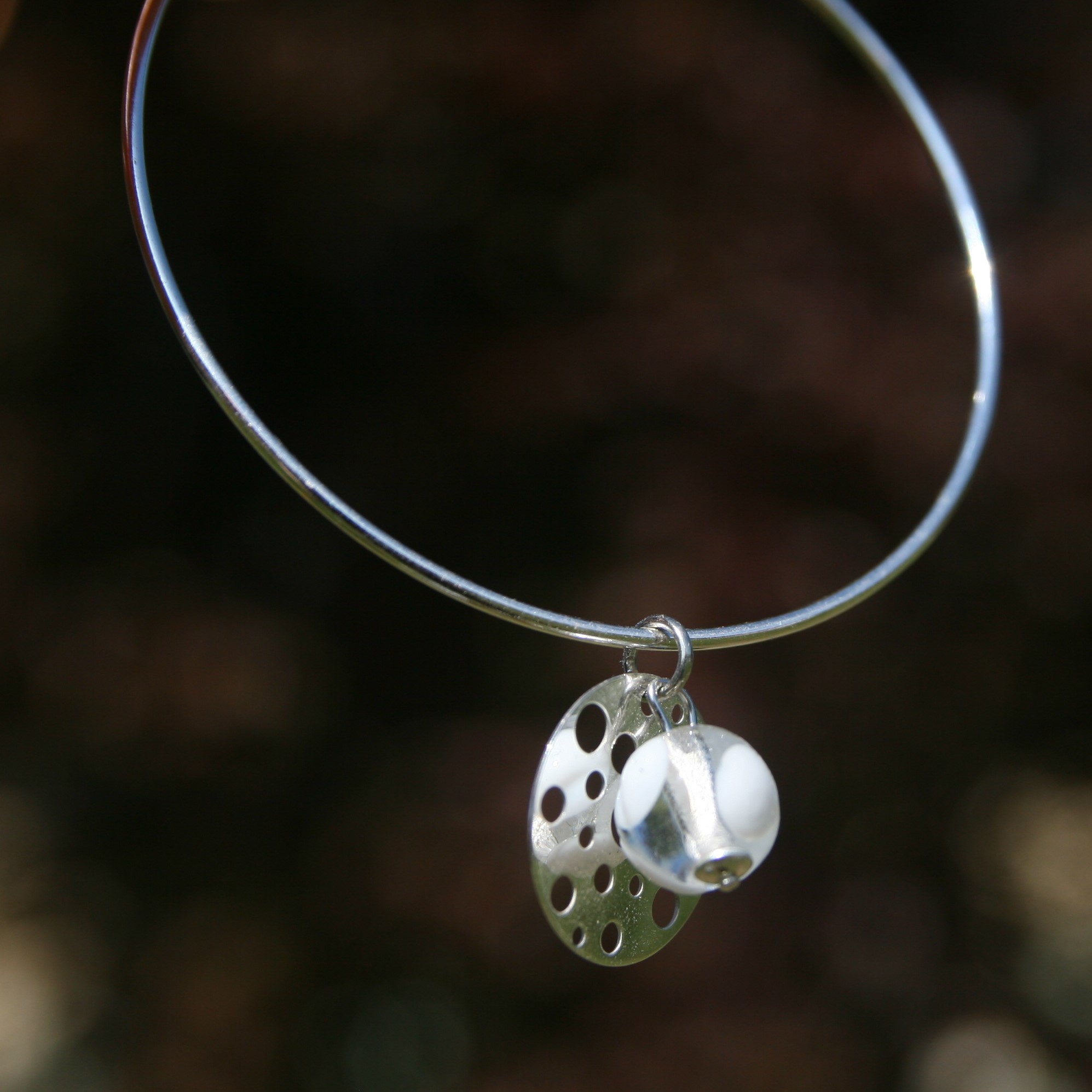 Bijoux Pushi jonc unique artisanal avec une perle de verre Murano fabriquée au chalumeau en France par un artisan d'art Laurence Subbiotto