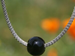Collier en maille tressée inoxydable avec perle de verre de Murano noire Chloe