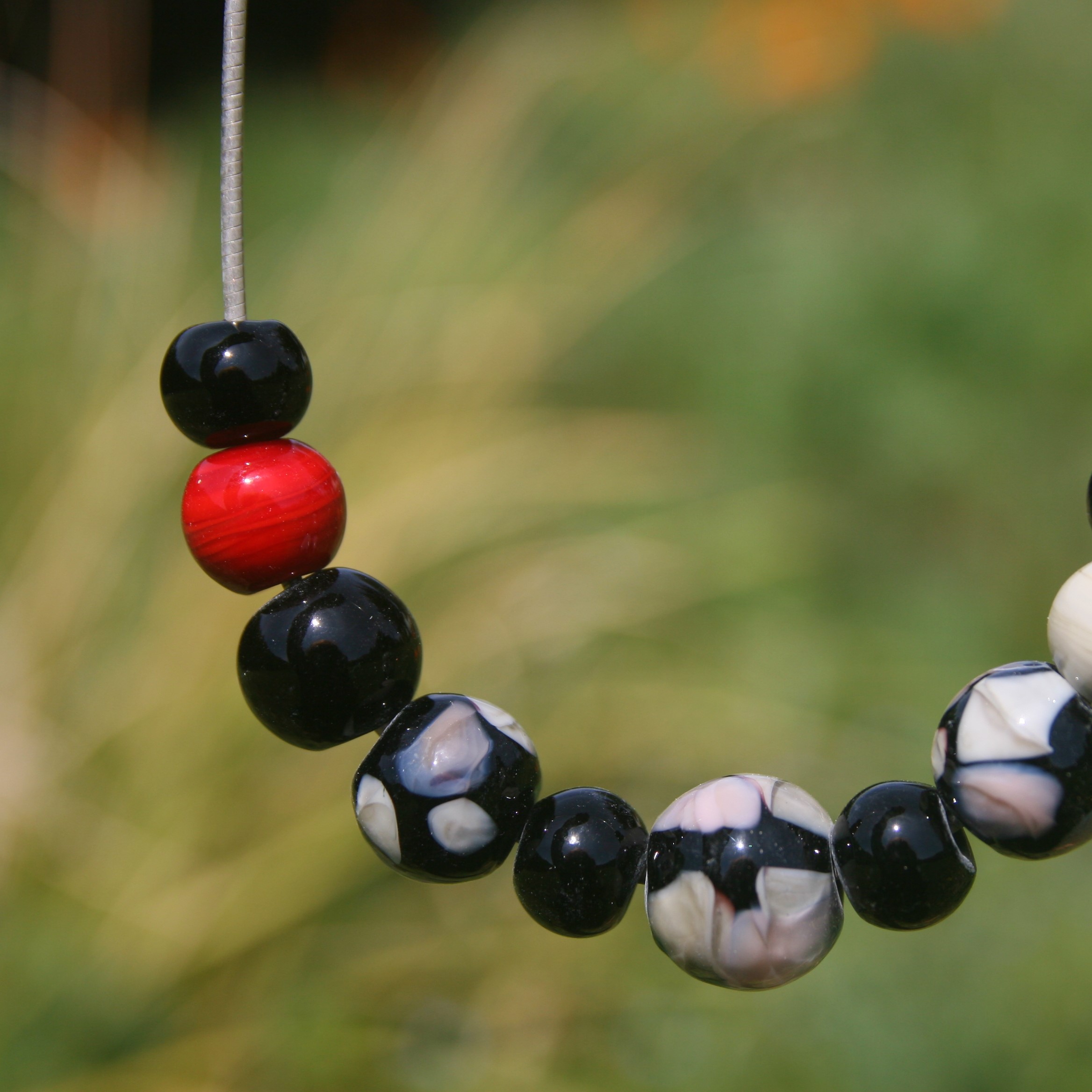 Collier en perles de verre de Murano noir beige et une perle rouge Nina – Image 2