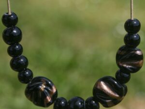 Pushi collier unique artisanal avec des perles de verre Murano coloris noir et or cable plaqué or fabriqué au chalumeau en France artisan d'art