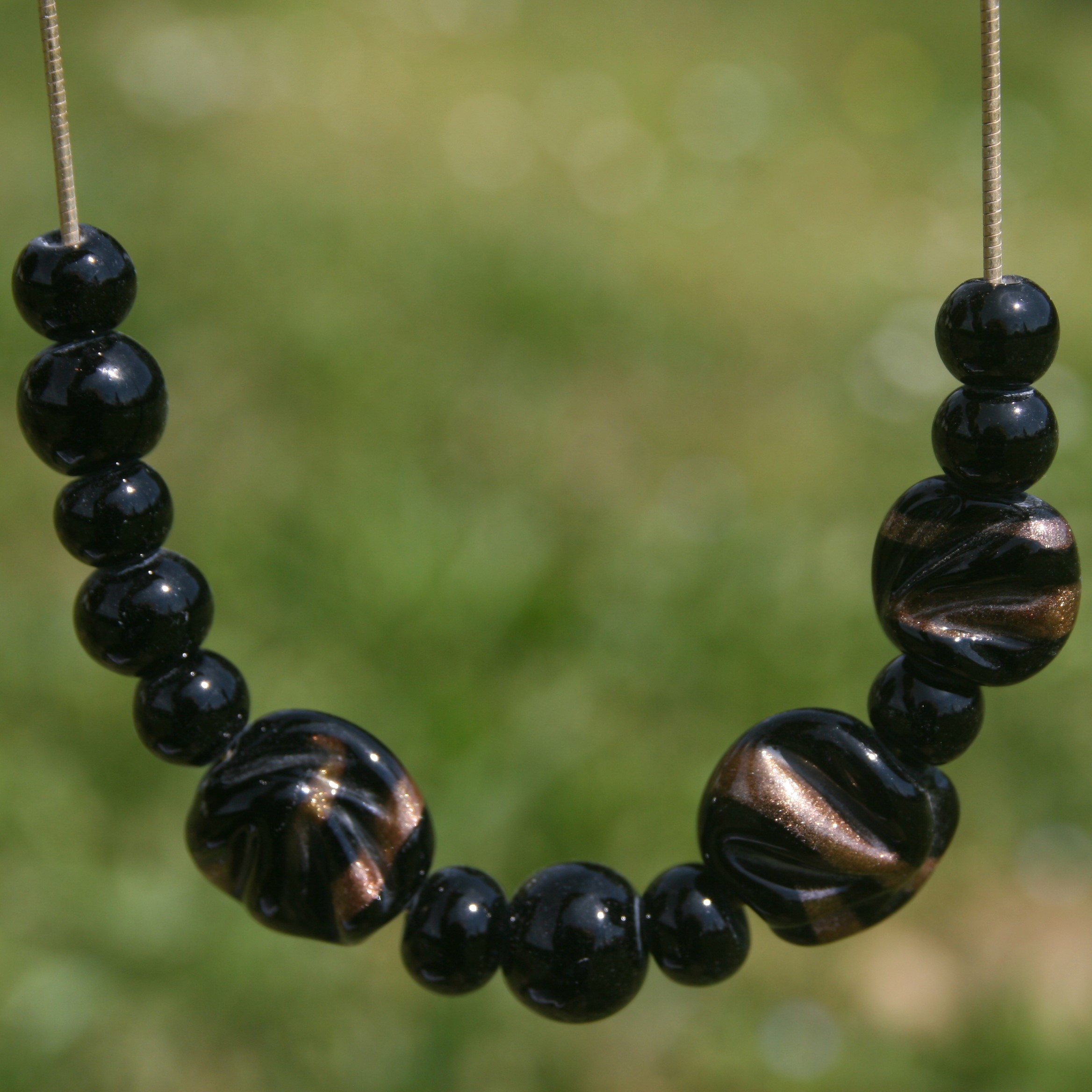 Pushi collier unique artisanal avec des perles de verre Murano coloris noir et or cable plaqué or fabriqué au chalumeau en France artisan d'art