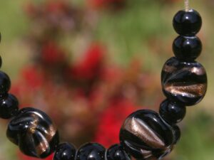 Pushi collier unique artisanal avec des perles de verre Murano coloris noir et or cable plaqué or fabriqué au chalumeau en France artisan d'art