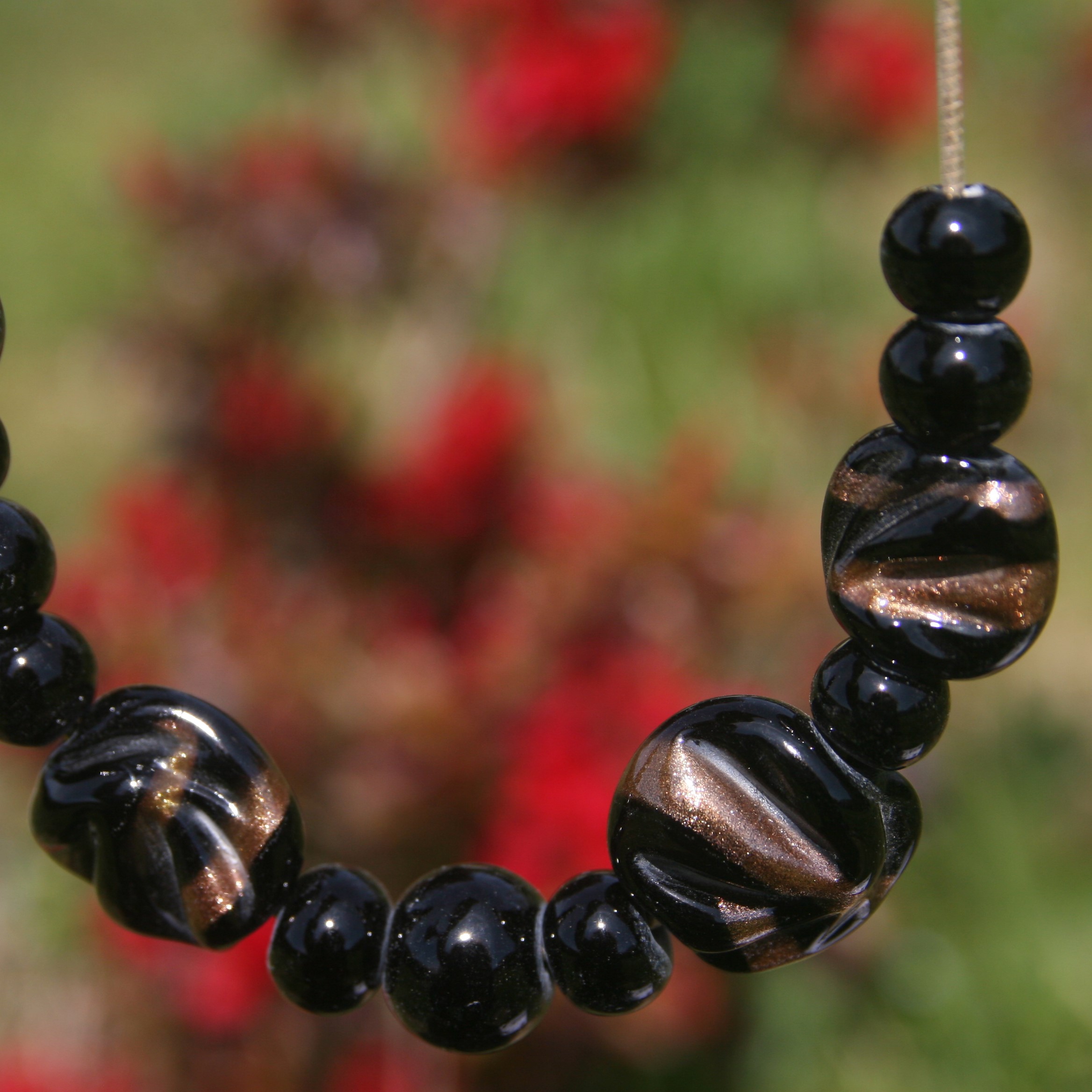 Pushi collier unique artisanal avec des perles de verre Murano coloris noir et or cable plaqué or fabriqué au chalumeau en France artisan d'art