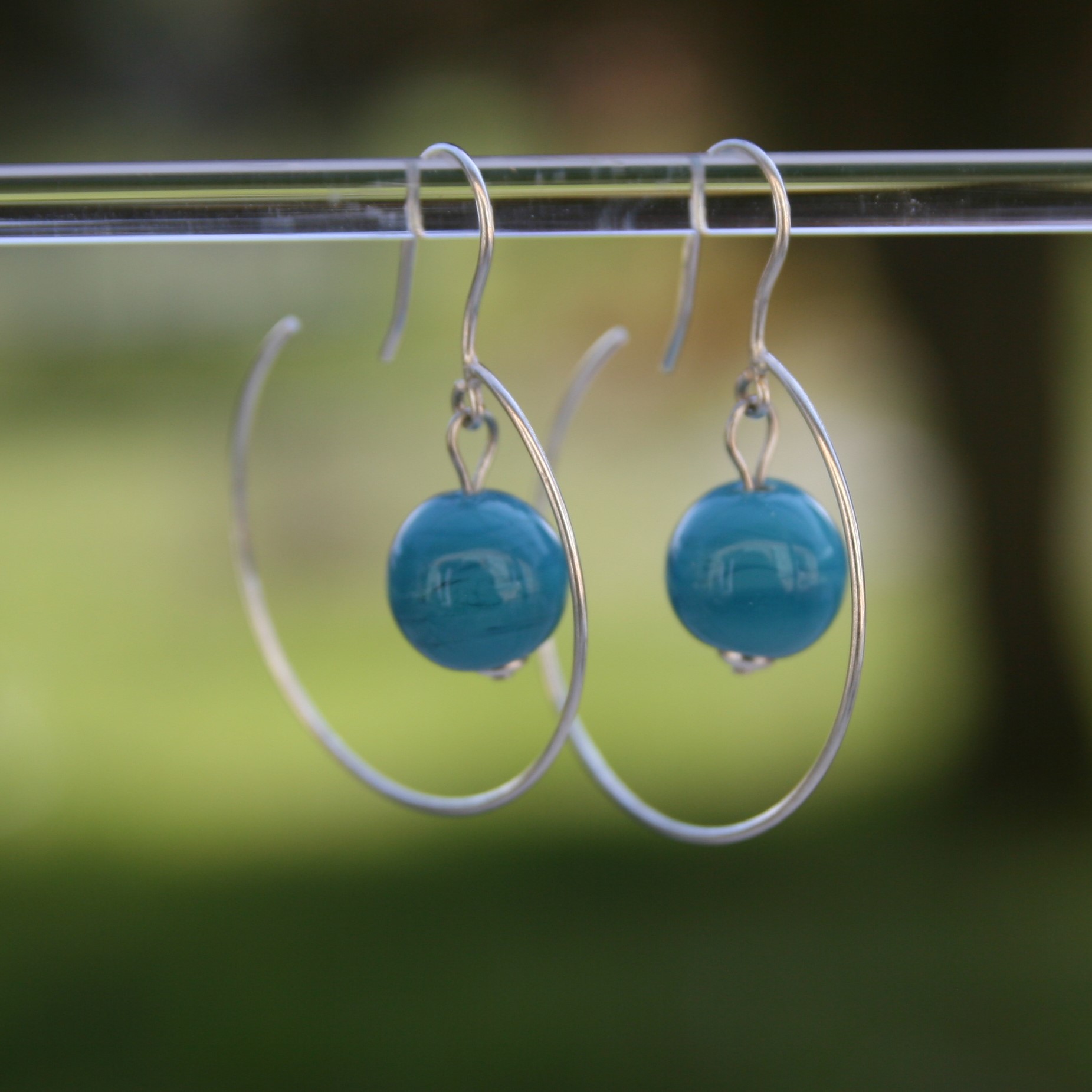 boucles d'oreilles créole en argent 925 et perle de verre de Murano