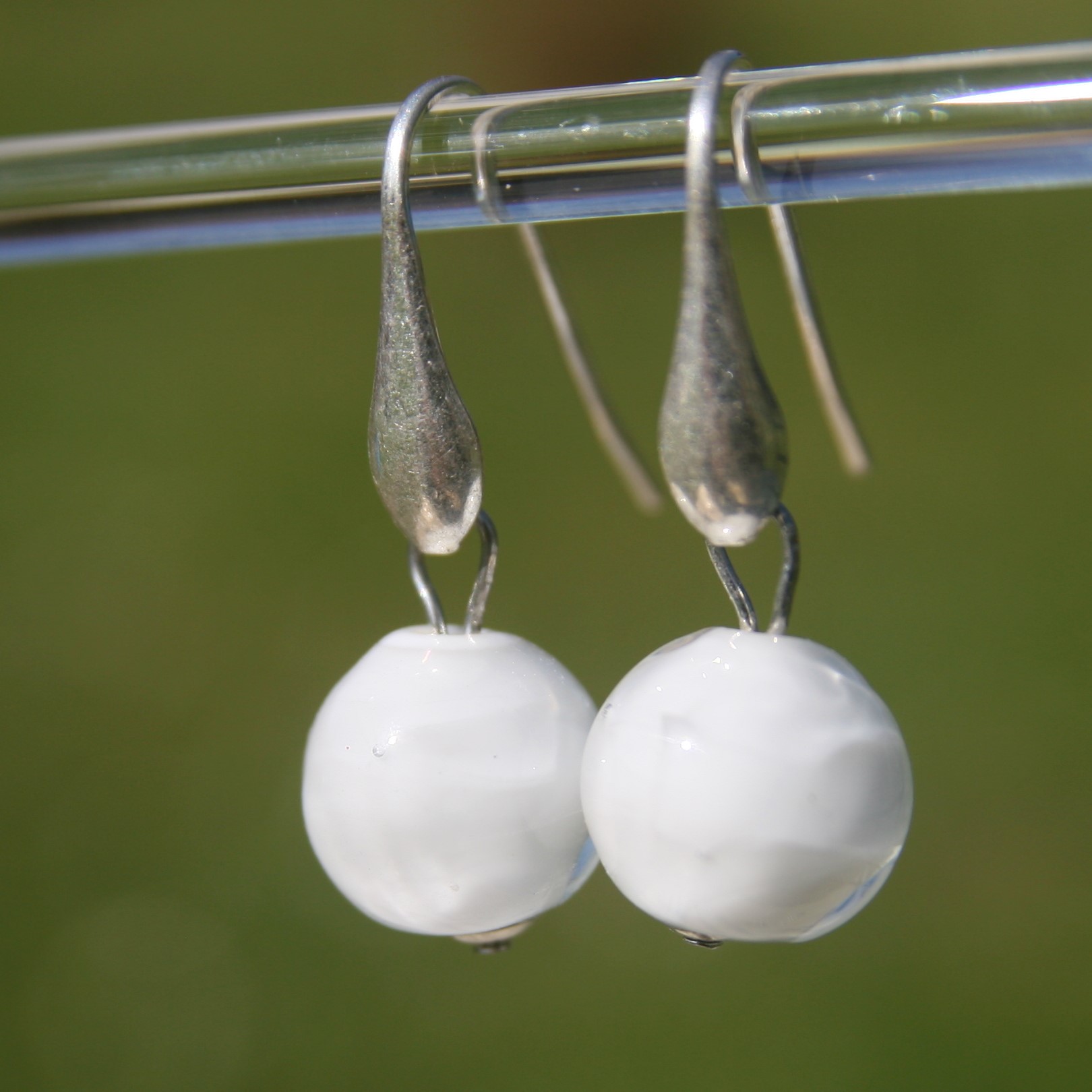 Boucles d'oreilles goutte en argent 925 avec perles de verre de Murano Bella blanc et transparent