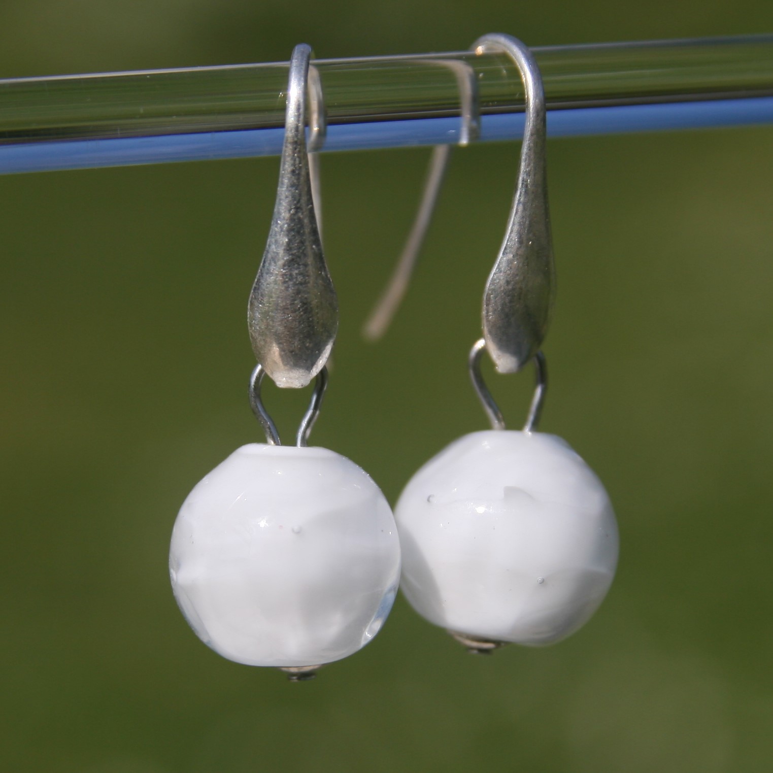 Boucles d'oreilles goutte en argent 925 avec perles de verre de Murano Bella blanc et transparent – Image 2