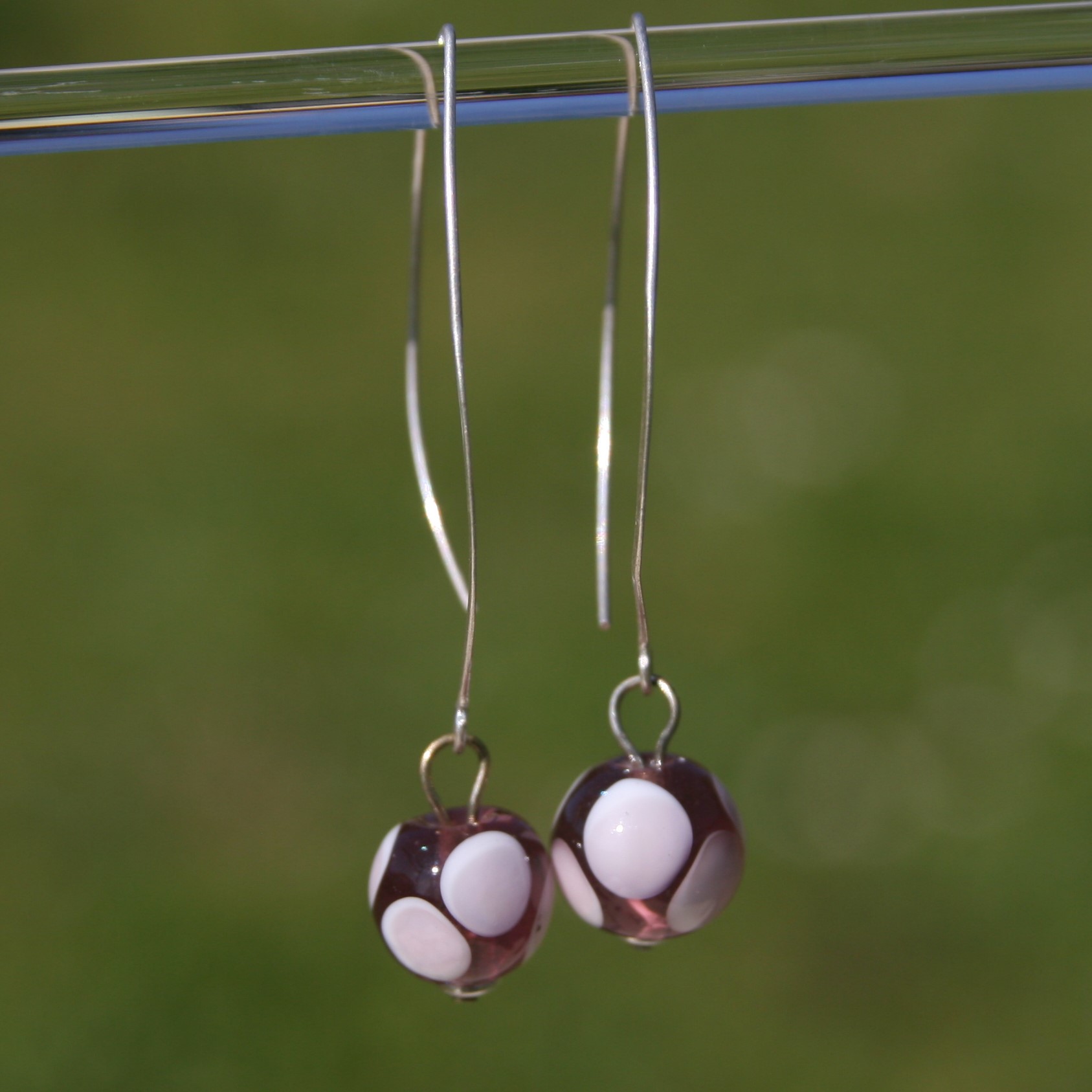 Boucles d'oreilles pendantes en argent avec perles de verre de Murano Bonie violet à pois