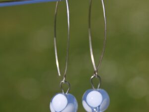 Boucles d’oreilles pendantes en argent avec perles de verre de Murano Bonie bleu clair à pois Boucles d'oreilles pendantes en argent avec perles de verre de Murano Bonie bleu clair à pois