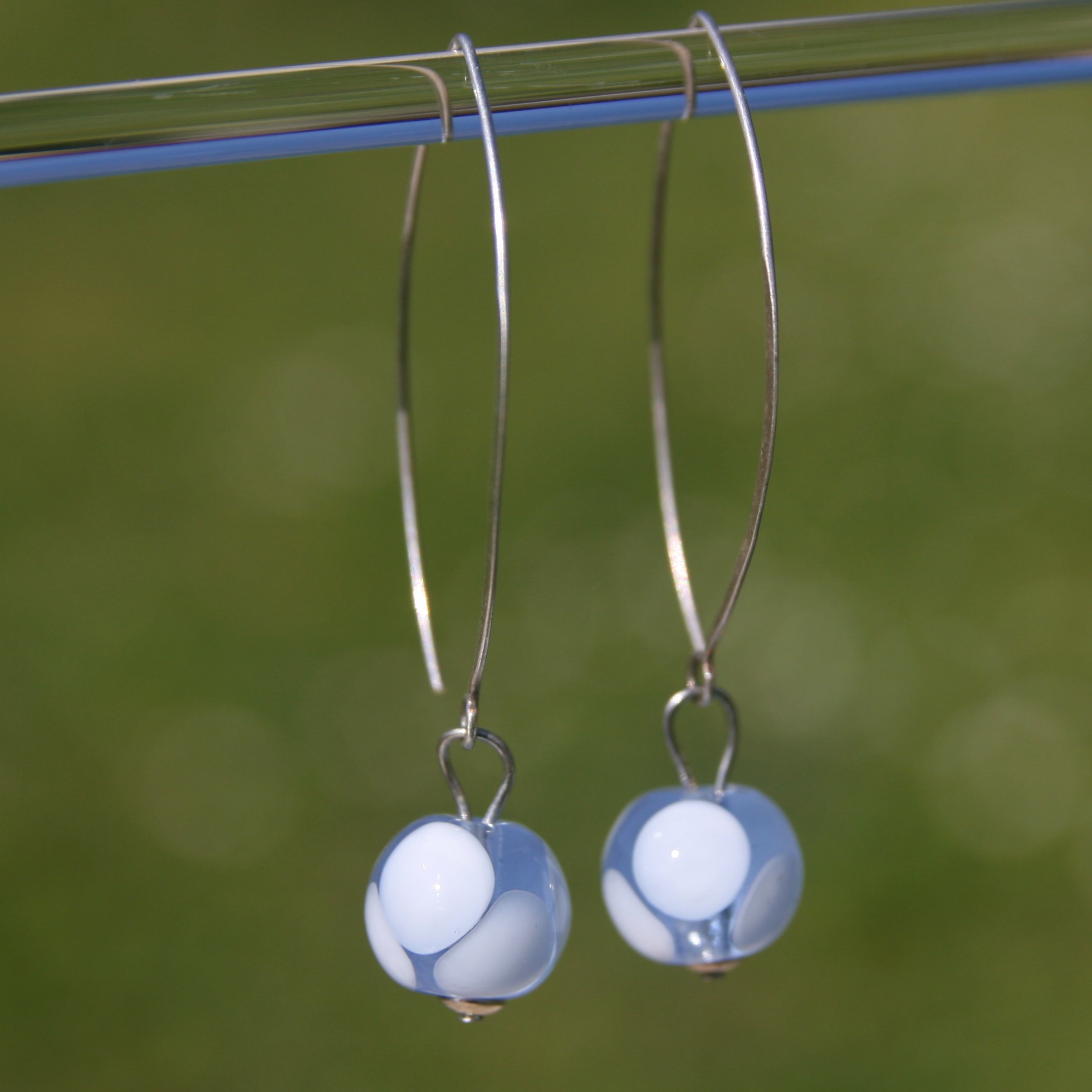 Boucles d'oreilles pendantes en argent avec perles de verre de Murano Bonie bleu clair à pois