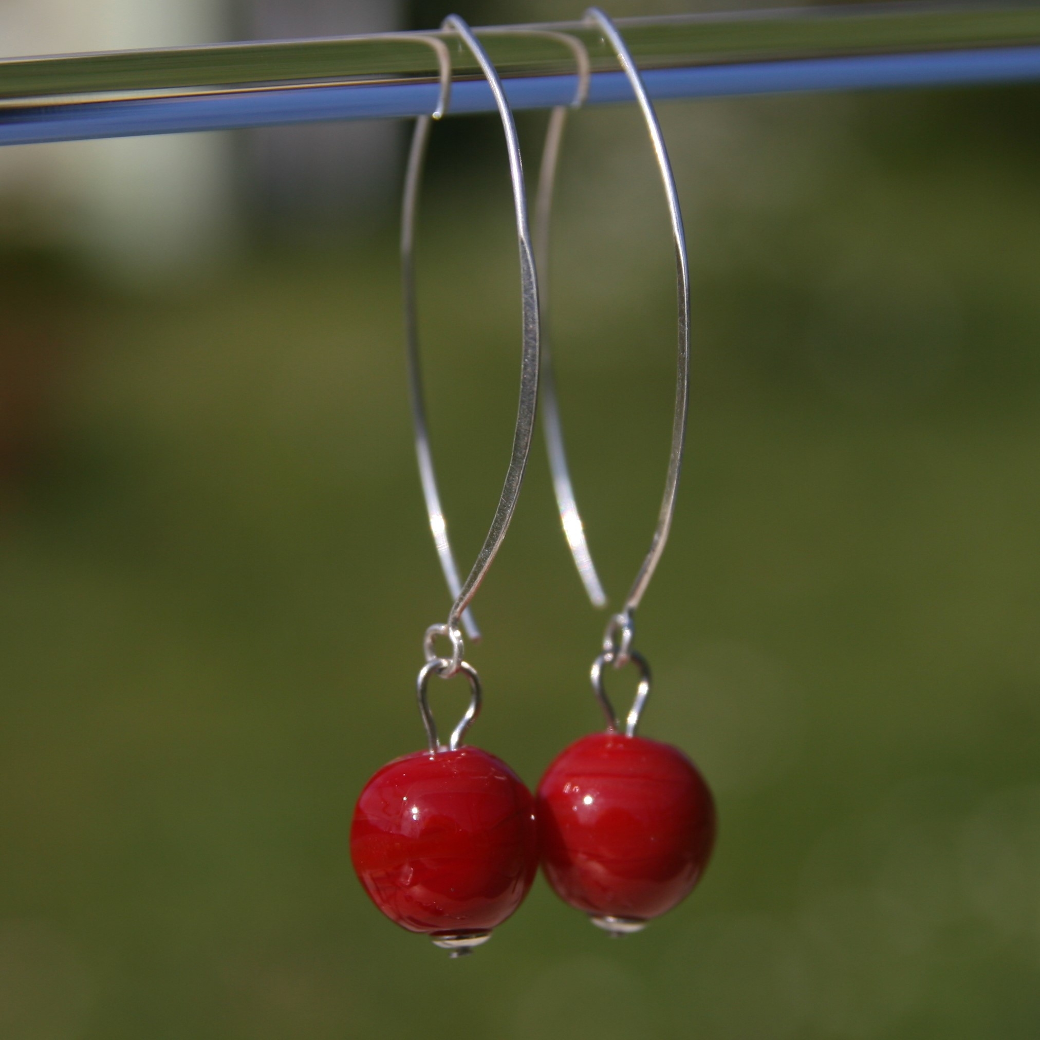 Boucles d'oreilles pendantes en argent avec perles de verre de Murano rouge