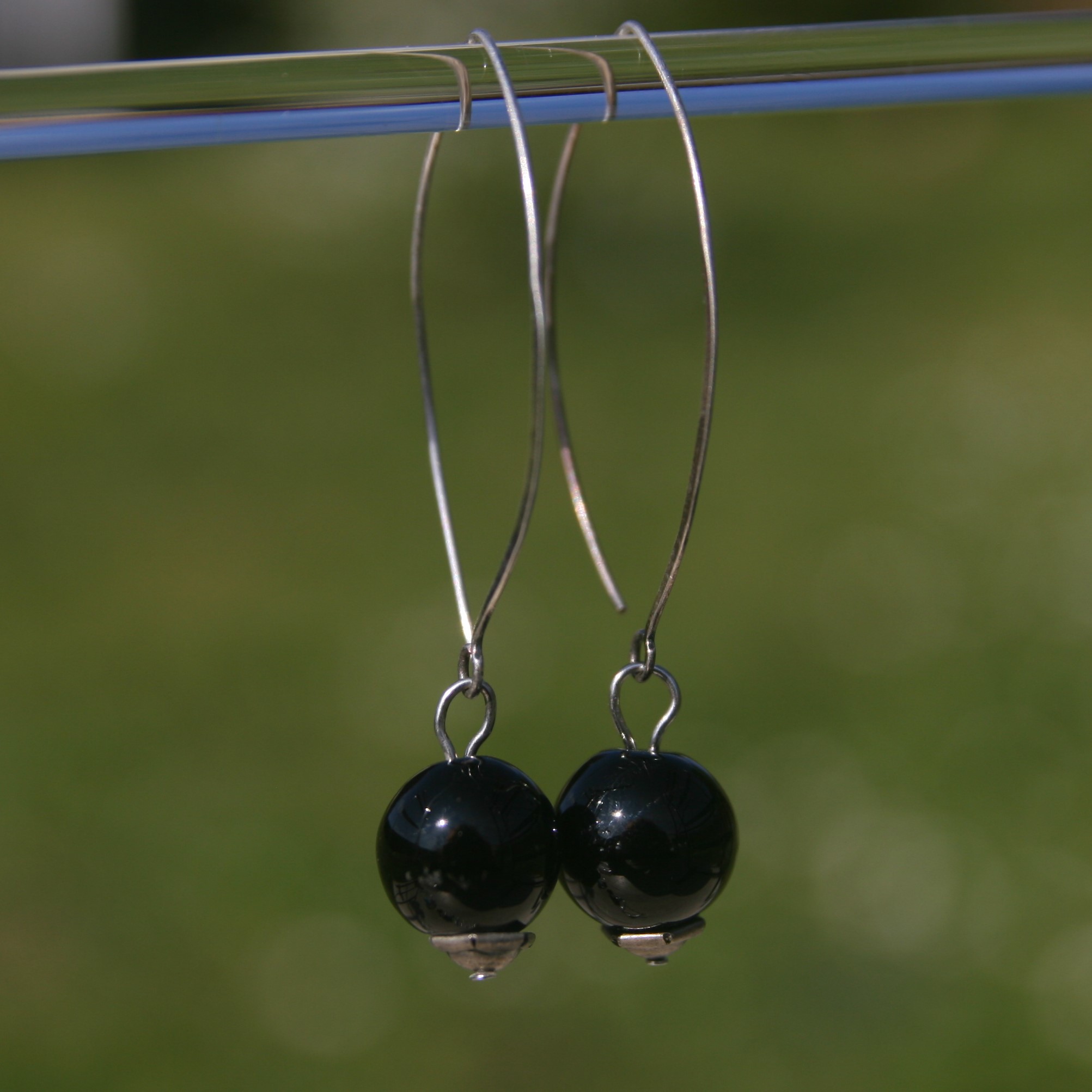 Boucles d'oreilles pendante en argent 925 avec perles de verre de murano Bonie noire – Image 2