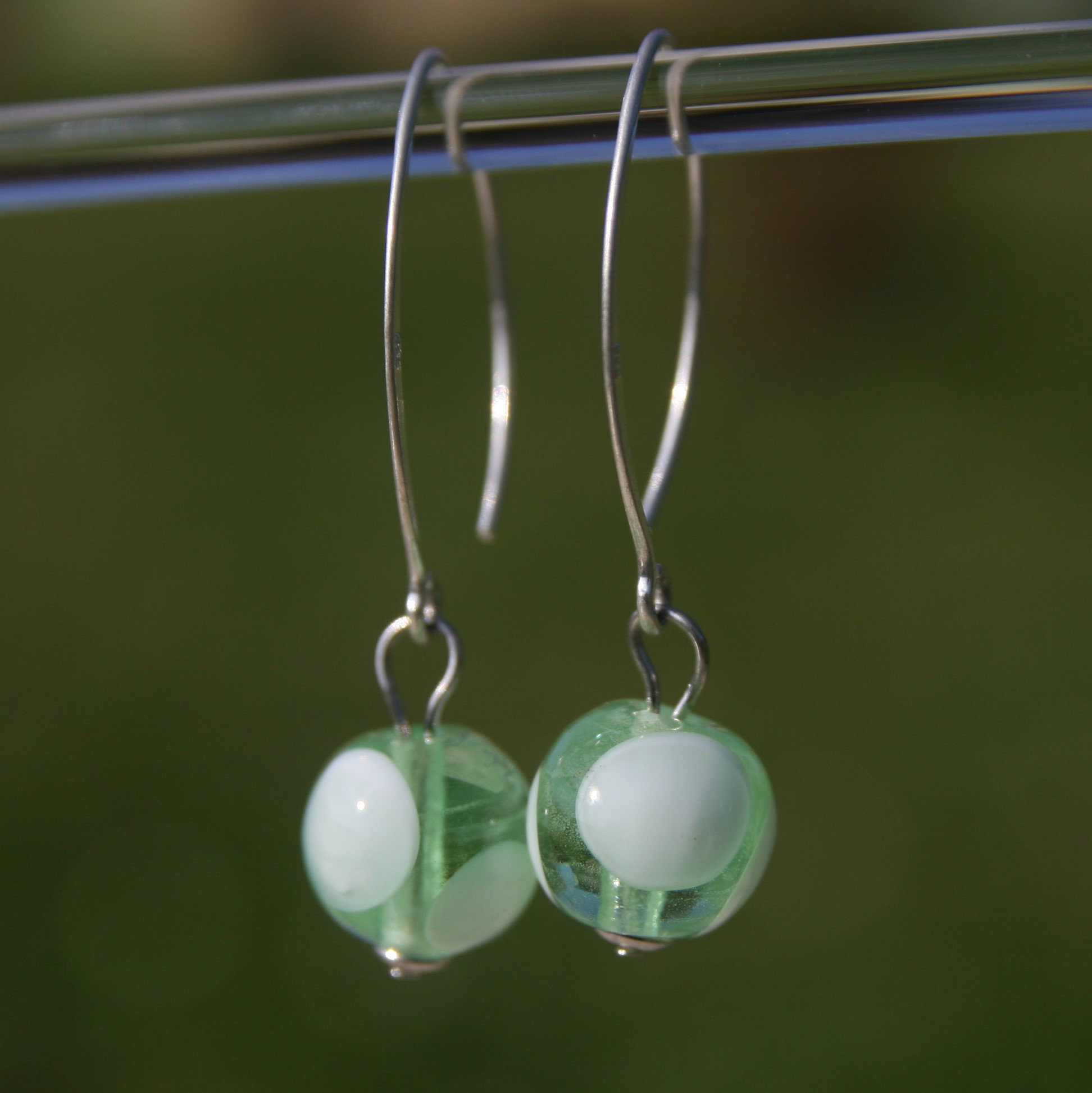 Boucles d'oreilles crochet en argent avec perles de verre de Murano Bea vert clair à pois