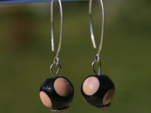 Boucles d'oreilles crochet en argent avec perles de verre de Murano Bea colorisnoir pois nude chair