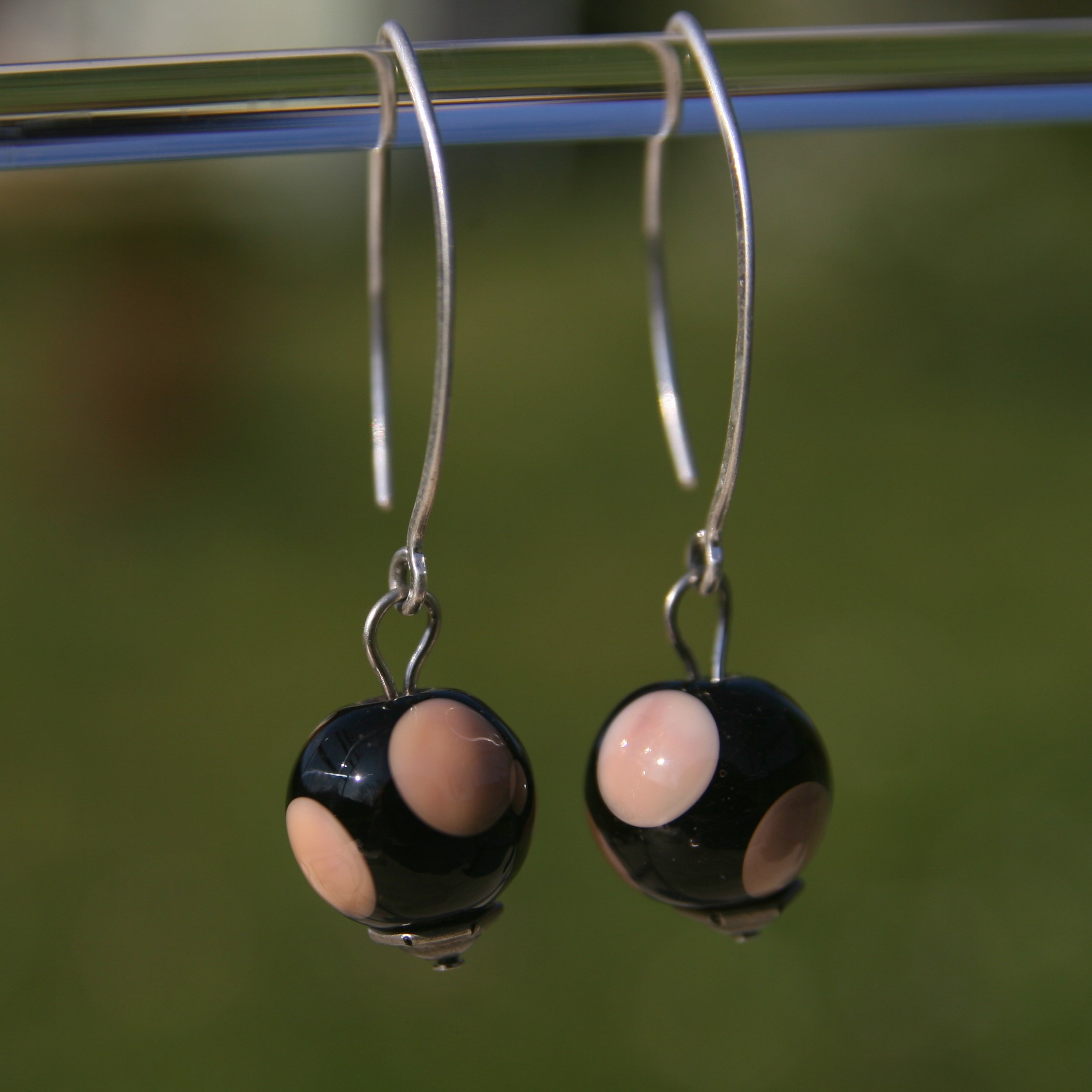 Boucles d'oreilles crochet en argent avec perles de verre de Murano Bea colorisnoir pois nude chair