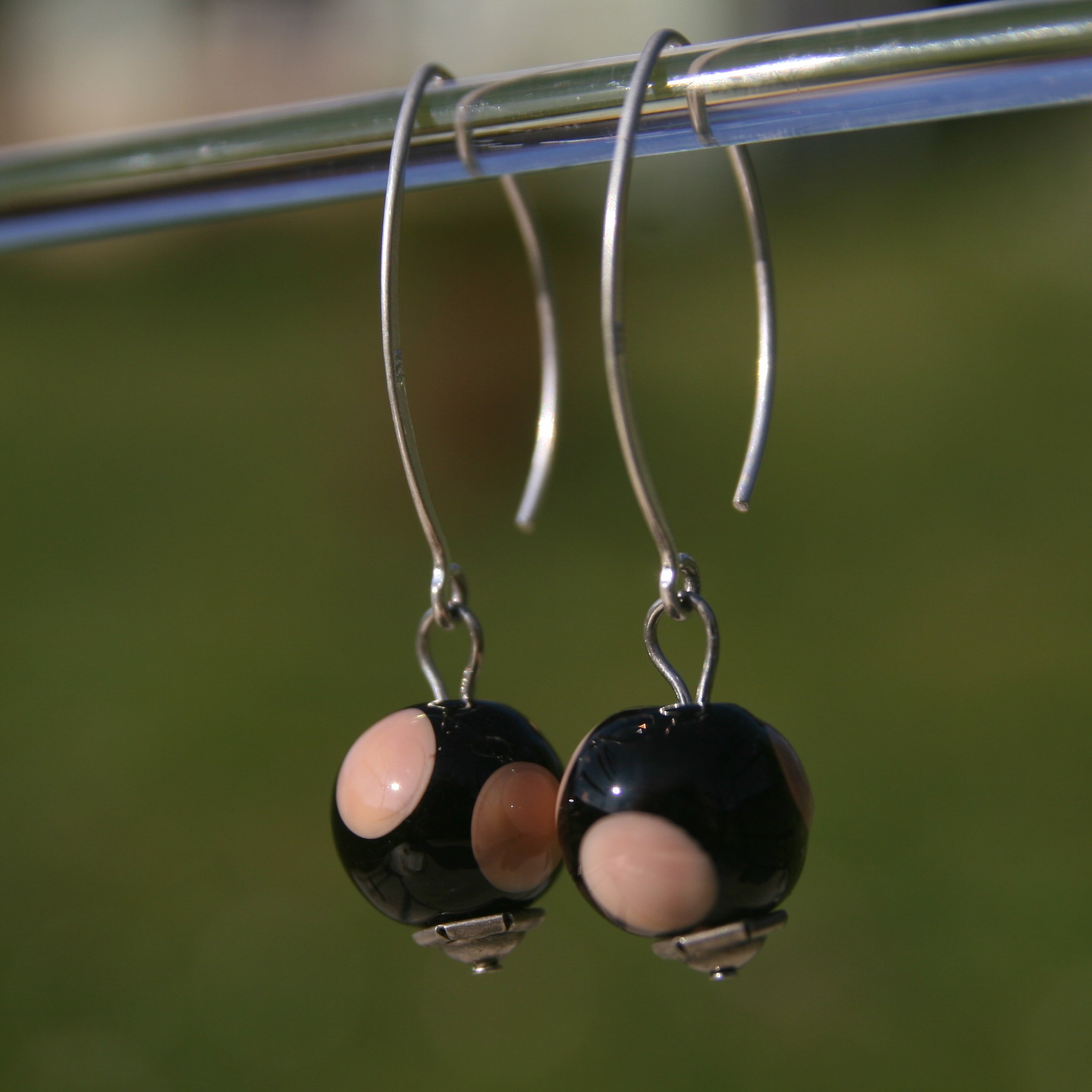 Boucles d'oreilles crochet en argent avec perles de verre de Murano Bea coloris noir pois nude chair – Image 2