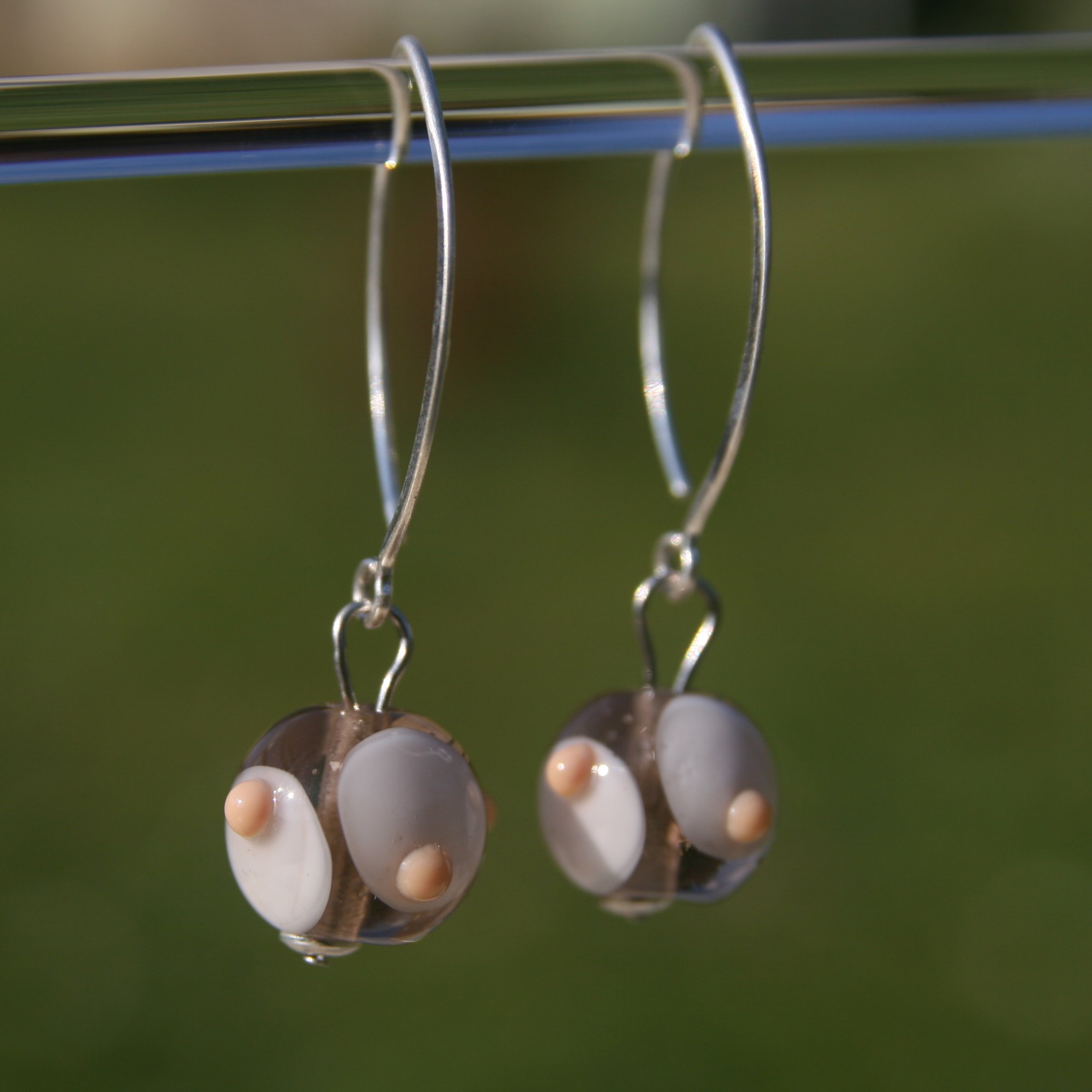 Boucles d'oreilles crochet en argent avec perles de verre de Murano Bea coloris nude chair à pois – Image 2